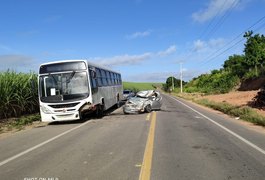 Acidente entre ônibus e carro de passeio deixa vítima fatal e um ferido em Atalaia