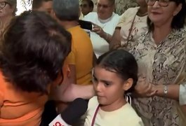 VÍDEO: Ao vivo, menina emociona ao chorar e falar da saudade da mãe falecida, no Recife