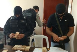 Operação apreende R$ 47 mil em casas de ex-prefeitos alagoanos suspeitos de desvios