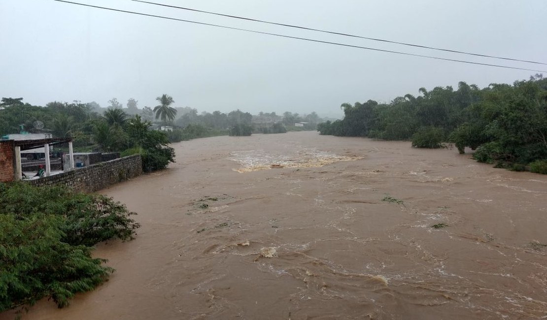 Risco de inundação faz Defesa Civil retirar moradores de casas em Rio Largo e União