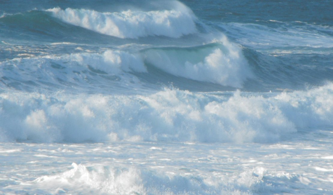 Marinha alerta para ressaca do mar no litoral de Alagoas