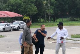 Pai de Neymar visita o Ninho do Urubu para 'estreitar relações'