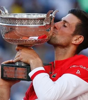 De virada e em 5 sets, Djokovic bate Tsitsipas e é bi em Roland Garros