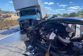 Duas pessoas morrem após acidente entre caminhão e carro na BR-230, na PB