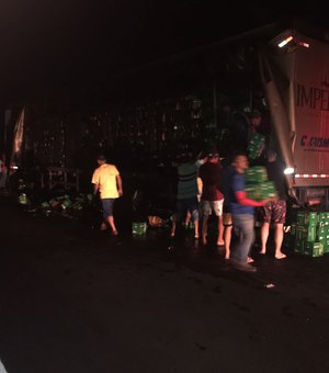 Após incêndio, carga de cerveja transportada por semirreboque é saqueada no Interior de Alagoas