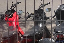 Dupla é filmada furtando central eletrônica de motocicleta em Arapiraca