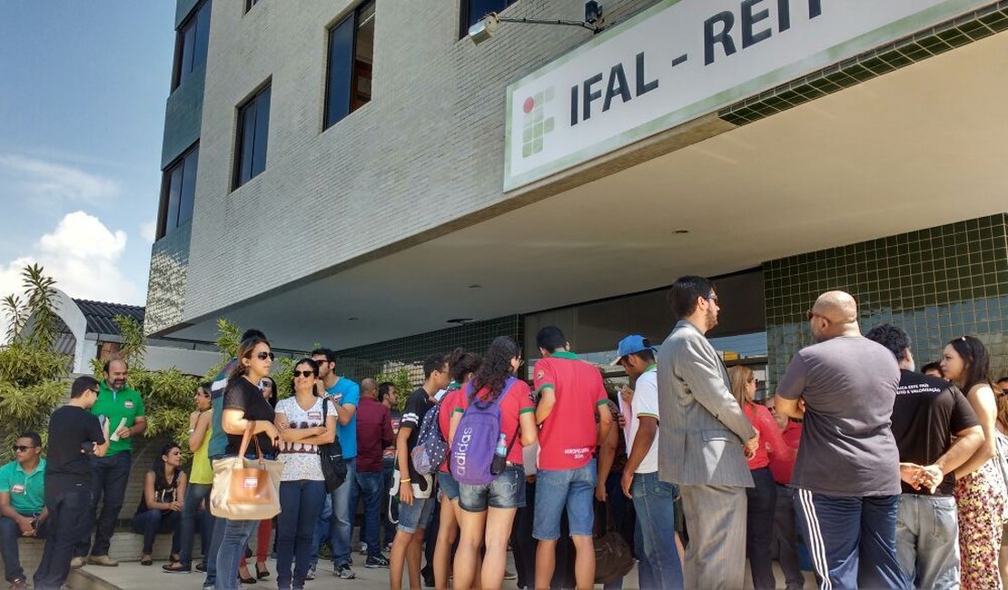 Servidores do IFAL paralisam atividades e fazen protesto