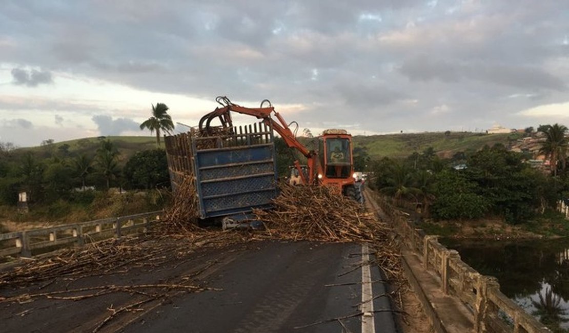 Caminhão carregado com cana-de-açúcar tomba em ponte em Atalaia, AL