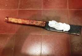 Suspeito de tentativa de homicídio afirma que mancha em faca seria ketchup