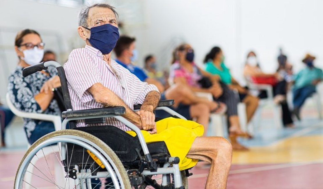 Idosos entre 72 e 74 anos serão vacinados  a partir desta sexta-feira (19)
