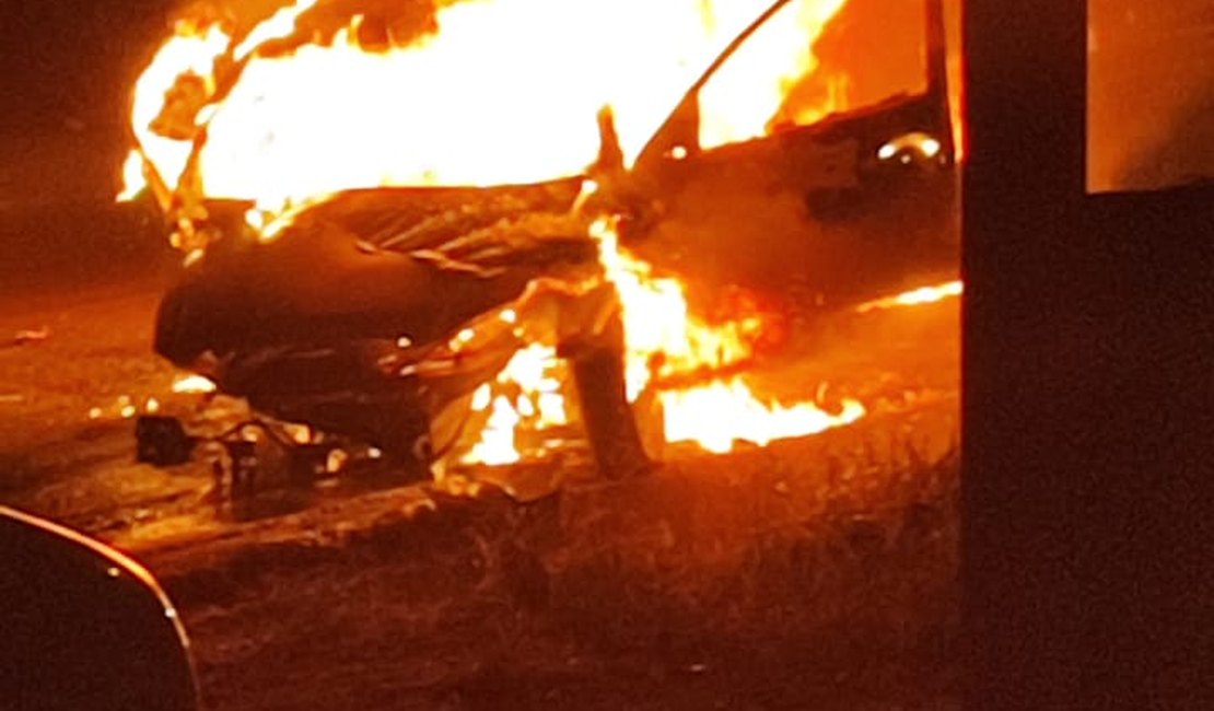 Motorista capota carro e veículo pega fogo na zona rural de Feira Grande