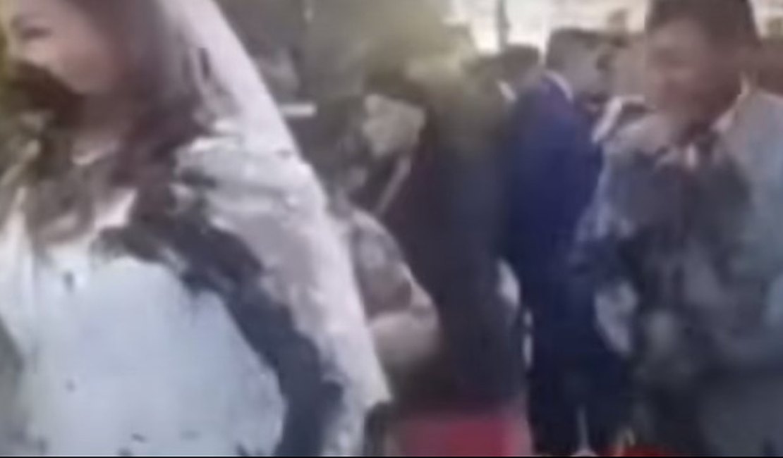 VÍDEO. Ex-namorada atira fezes com azeite em casal de noivos na Bolívia