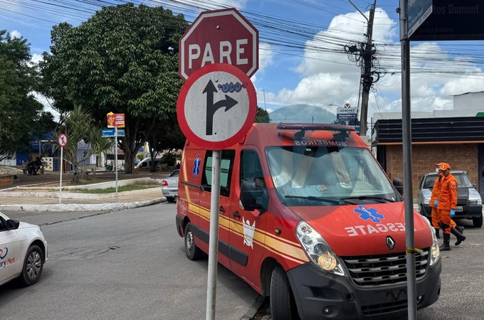 Colisão em cruzamento envolve dois carros e deixa mulher ferida em Arapiraca
