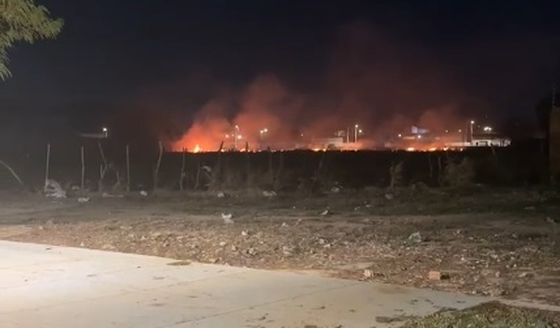 Incêndio atinge terreno com vegetação no bairro Itapuã e mobiliza Corpo de Bombeiros