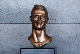 Busto de Cristiano Ronaldo em aeroporto português vira piada na internet