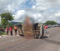 Acidente de carro deixa dois mortos em Canapi; vítima ficou pendurada no veículo