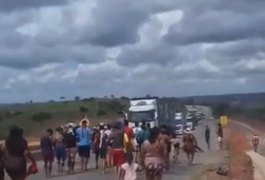 Indígenas da Aldeia Karapotó Plaki-ô fecham trecho da BR-101, em São Sebastião