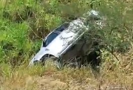 Motorista perde controle ao fazer retorno na AL-220 e carro cai em ribanceira do canteiro central, em Arapiraca