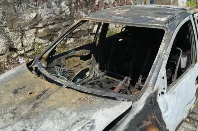 Carro é consumido por incêndio na Ladeira Bonfim; motorista consegue sair a tempo
