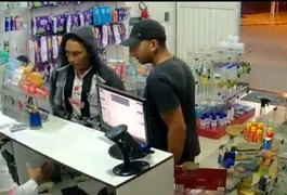 Câmera mostra assalto em farmácia de Arapiraca; dupla roubou motocicleta de cliente