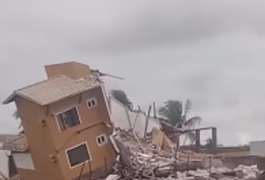 VÍDEO: Casa não suporta força do mar e desaba em praia do litoral sergipano