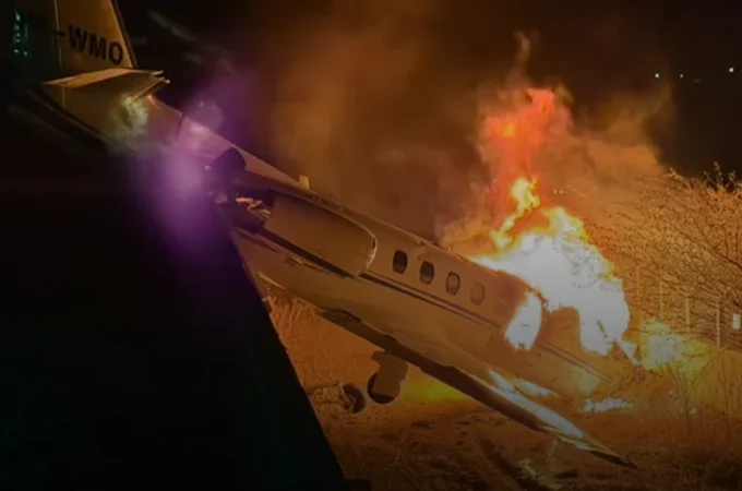 Avião com cantor Rey Vaqueiro pega fogo após sair de pista no RN