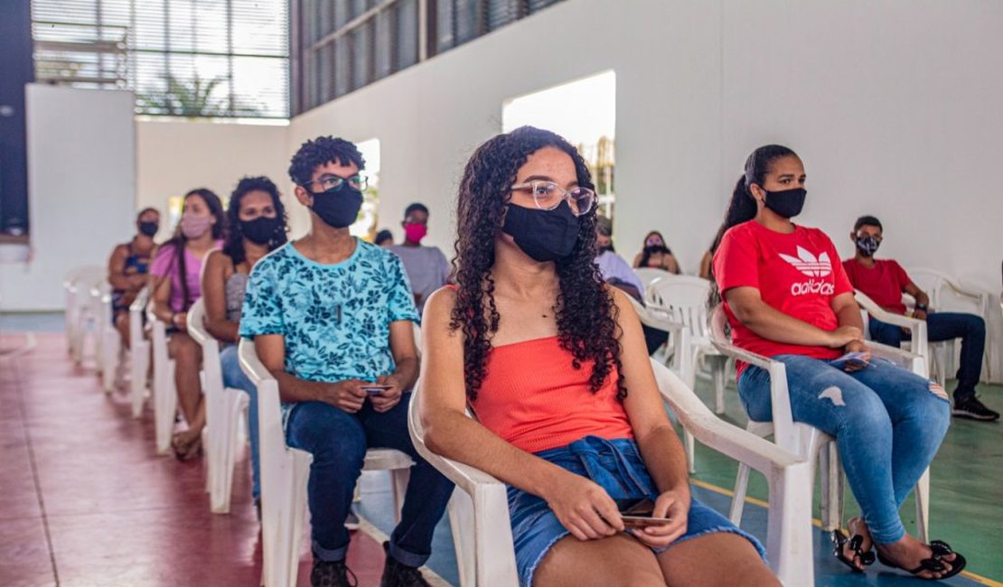 Vacinação contra a covid-19 está ocorrendo no Ginásio da Escola Pedro Reis, em Arapiraca