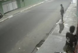 VÍDEO: Casal age mais uma vez no Centro de Arapiraca e tenta furtar lanchonete durante a noite