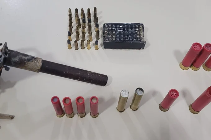 Arma artesanal e 90 munições são apreendidas em ônibus na BR-101, em São Sebastião