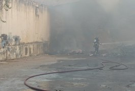 Incêndio em entulhos de lava jato desativado assusta moradores do bairro Ouro Preto, em Arapiraca