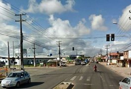 Motorista fura sinal vermelho e atropela jovem na faixa de pedestres