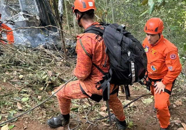 Quatro pessoas morrem em queda de helicóptero no Rio de Janeiro