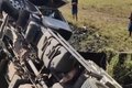 Caçamba carregada com brita cai em riacho após não conseguir subir ladeira no interior de Alagoas