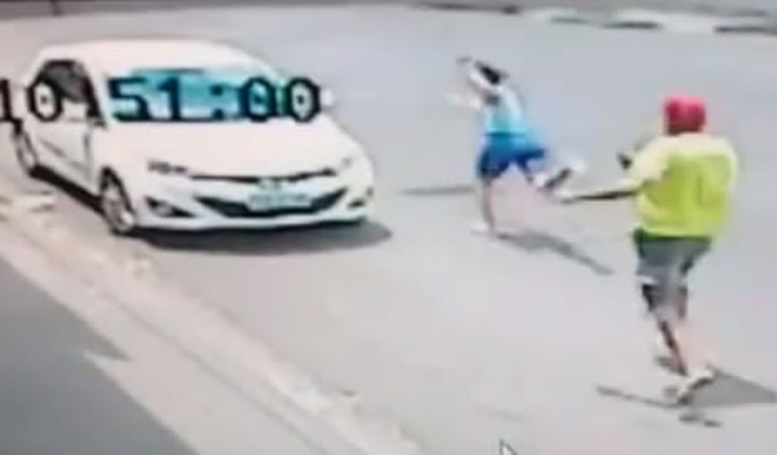 Vídeo: Mulher morre após ser baleada pelo companheiro no meio da rua