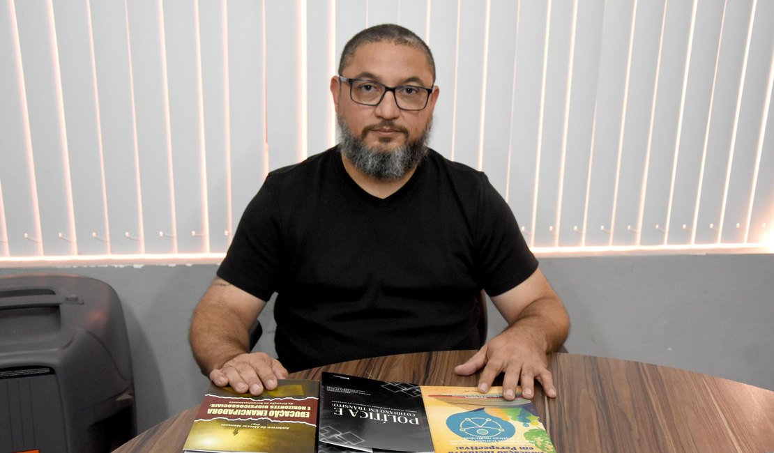 Policial penal que atua em AL vira referência em análise da educação prisional