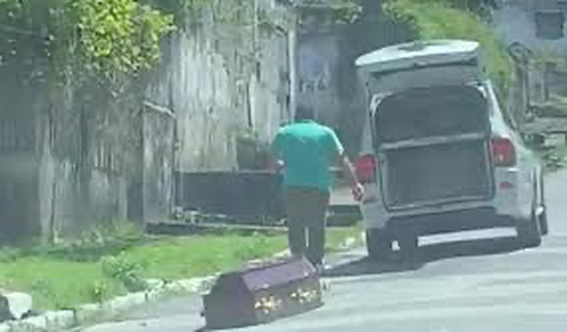 VÍDEO. Caixão cai de carro funerário em ladeira de Maceió