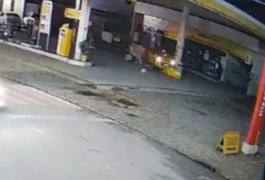 Vídeo flagra motorista atingindo e arrancando bomba com carro em posto de combustíveis em Arapiraca