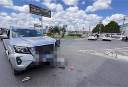 Batida envolve dois veículos após motorista cruzar AL-110, no bairro Canafístula