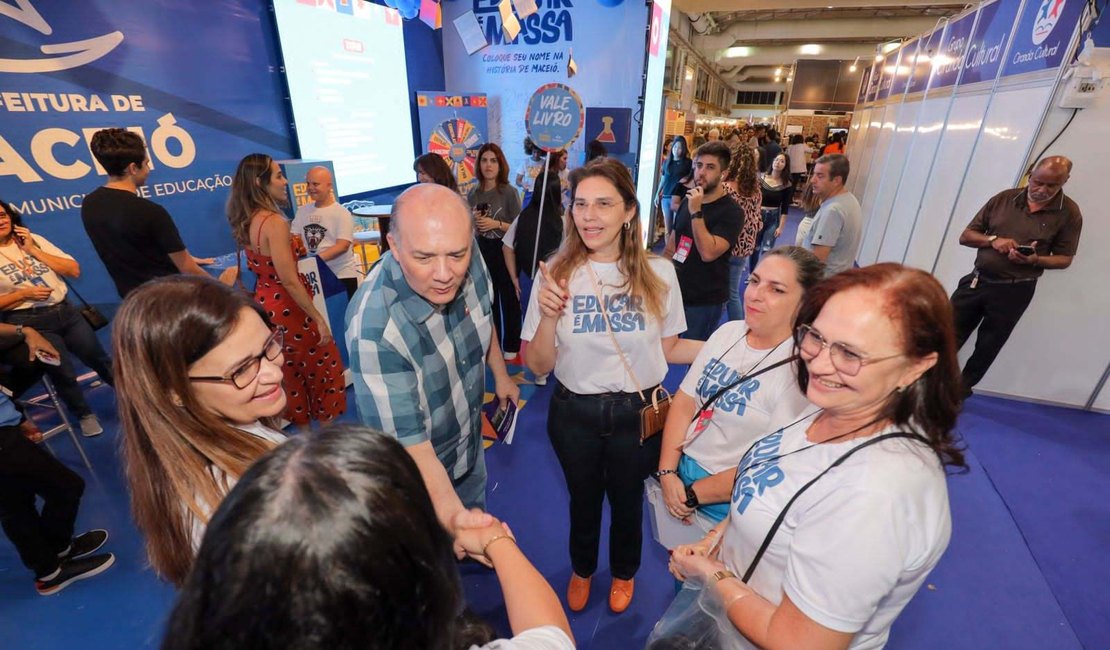 Na Bienal, secretária de Educação de Maceió destaca importância do vale-livro para alunos e professores