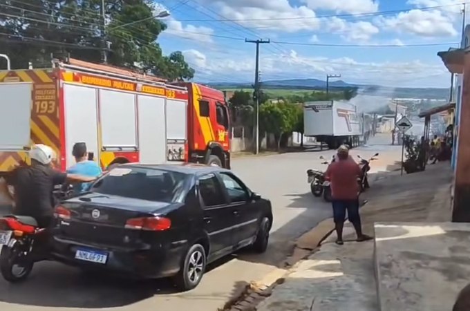 Caminhão pega fogo e assusta populares no Agreste alagoano