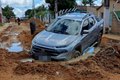 Motorista tenta passar por via em obras e picape fica presa em buraco, no bairro Massaranduba