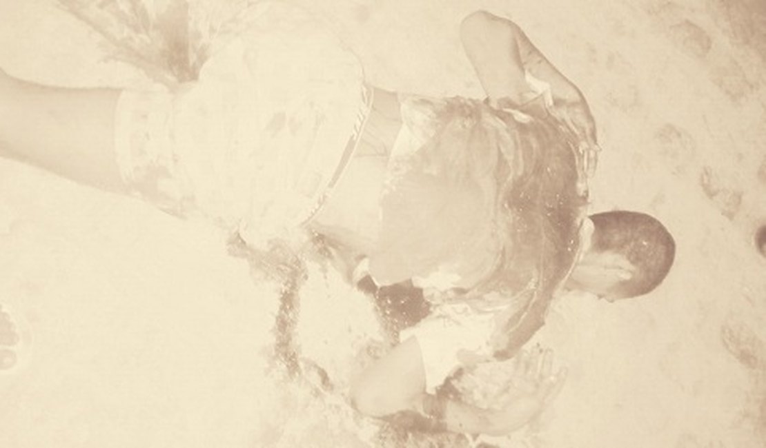 Homem é esfaqueado brutalmente à porta de residência