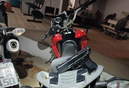 Dupla é presa com moto roubada e confessar que iria cometer assaltos em Arapiraca