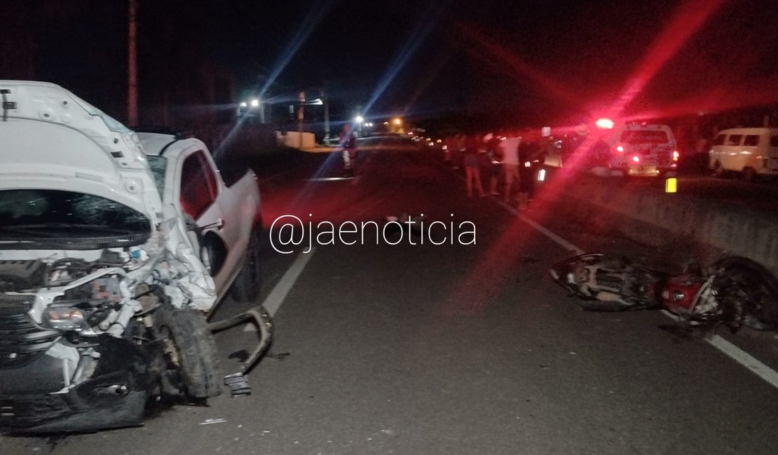 Grave acidente entre carro e moto resulta em morte na rodovia AL 220, em Arapiraca