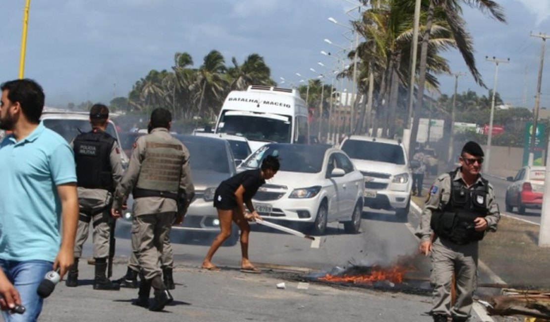 Familiares protestam e fecham avenida contra sumiço de jovem em Maceió