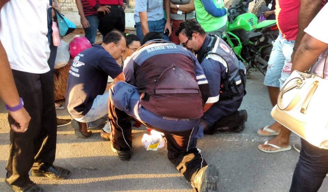 Colisão entre carro e moto deixa mulher ferida em Arapiraca