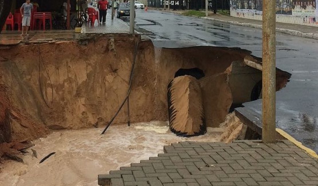 Vídeo. Chuva faz parte de avenida ceder e cria cratera em Cruz das Almas, em Maceió