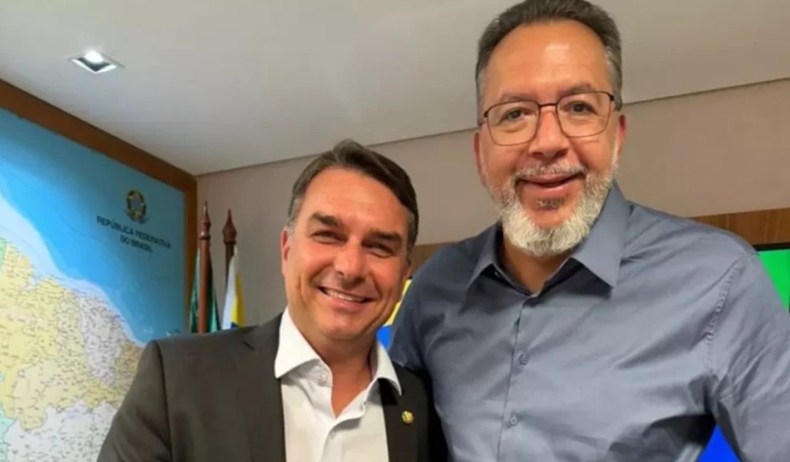 Aliado de Flávio Bolsonaro no Rio é alvo da PF e abre nova crise na pré-campanha