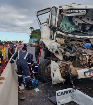 Caminhão carregado com estacas sofre falha mecânica e colide na traseira de carreta, em Arapiraca: uma pessoa ficou ferida