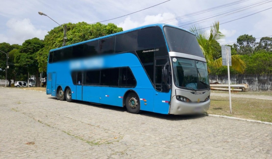 Agentes de trânsito flagram ônibus realizando transporte turístico irregular em Maceió